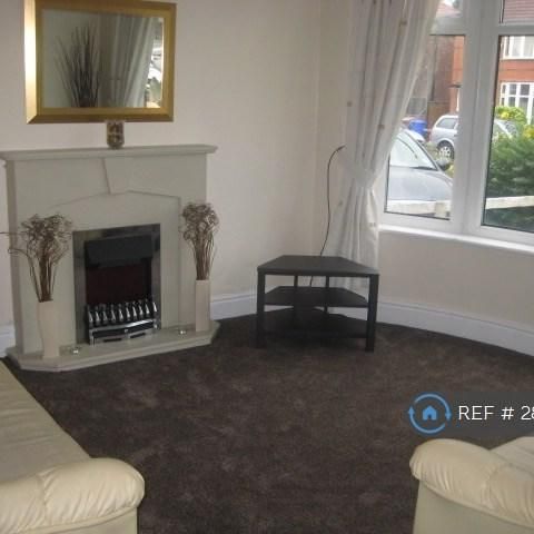 4 bedroom semi-detached house to rent - Photo 1