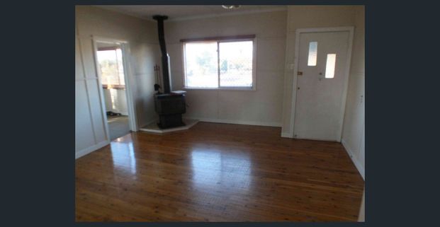 Comfortable family living in prime location! - Photo 1