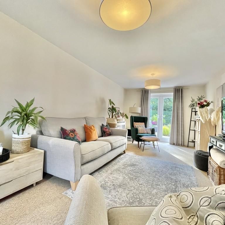 4 bedroom link detached house to rent - Photo 1