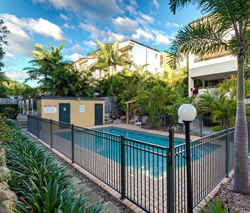 Spacious Three Bedroom Two Bathroom Apartment Living in Garden City - Photo 1