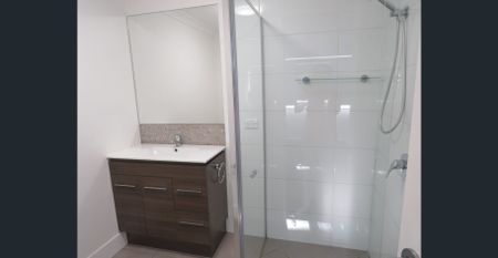 MODERN- LARGE TOWN-HOUSE, Luxury Bayside Living With Location! Thornlands. - Photo 2