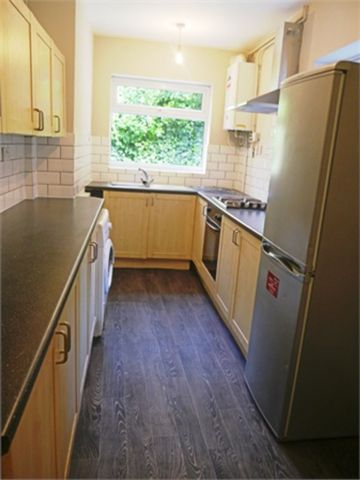 5 Bedroom Mid Terraced House - Photo 3