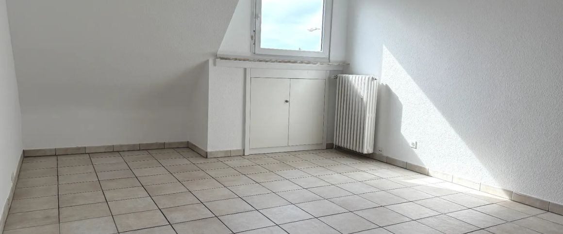 Ihr neues Zuhause zum Wohlfühlen - großzügige Dachgeschosswohnung im Zweifamilienhaus! - Photo 1