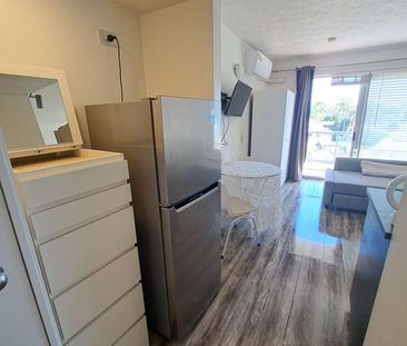 Modern studio on the Southport Broadwater! - Photo 1