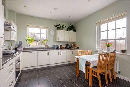 Beautiful top floor two bedroom apartment in Winchester Village. - Photo 2