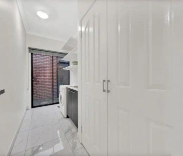 “Large Spacious Family Home!” - Photo 4