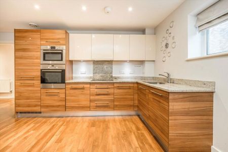 3 bedroom flat to rent - Photo 4