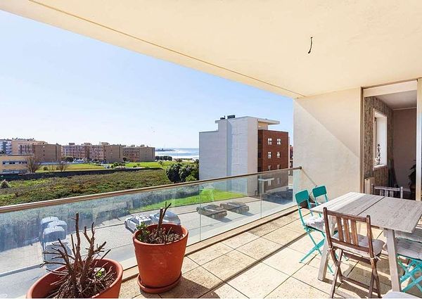 Apartamento T3 com terraço e vistas de mar