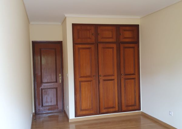 Apartamento T3 situado na zona residencial da Forca, em Aveiro.