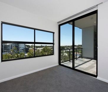 Stylish One-Bedroom Apartment with Superb Views & Unbeatable Location - Photo 4