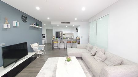 FURNISHED 3 BEDROOM APARTMENT WITH PARKING IN MASCOT CENTRAL - Photo 3