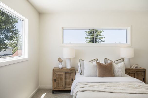 Designer Duplex In Prime Coastal Setting - Six Month Lease - Photo 1