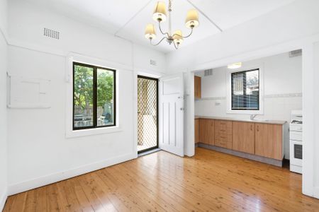 6 MONTH LEASE ONLY! OVERSIZED ONE BEDROOM APARTMENT IN AN ART DECO BLOCK - Photo 4