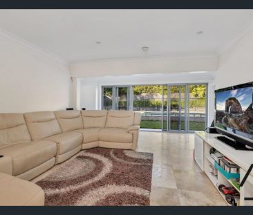 Large Family Home! - Photo 3