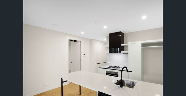 North facing, district views, fantastic opportunity - Apartment Living at its finest - Photo 1