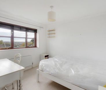 3 Bed End Terrace - Photo 2