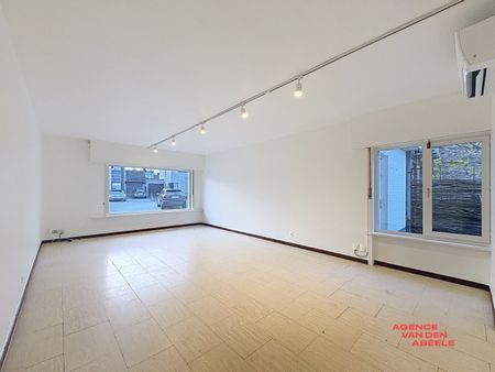 Gelijkvloers appartement met 2 slaapkamers, ruime garage en tuin - Foto 2