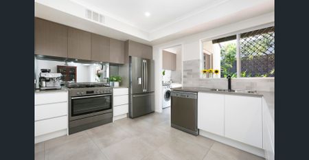 Immaculate and spacious townhouse - Photo 4