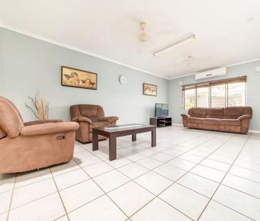 Neat Groundfloor Unit + Spa! - Photo 2