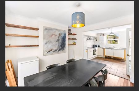 3 Bed Terraced House, Clarendon Road, BN3 - Photo 2