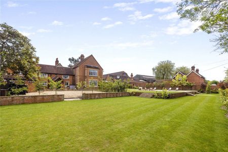 Magnificent country residence with exceptional landscaped gardens with swimming pool, entertaining terrace and outdoor kitchen. - Photo 4