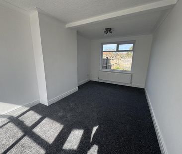 3 bedroom end of terrace house to rent - Photo 2