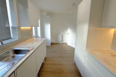 15 Spencer Close, Woking - 3 bedrooms Property for lettings - Seymours - Photo 2