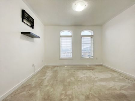 For Lease - 208 Glad Park Avenue, Whitchurch-Stouffville, Ontario - Photo 3