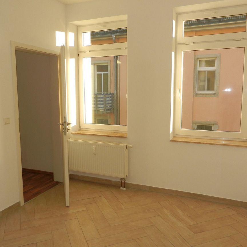 Beliebte Lage in Löbtau-Süd. Komfortable Altbauwohnung mit schickem Bad und Übernahme EBK möglich. - Photo 1