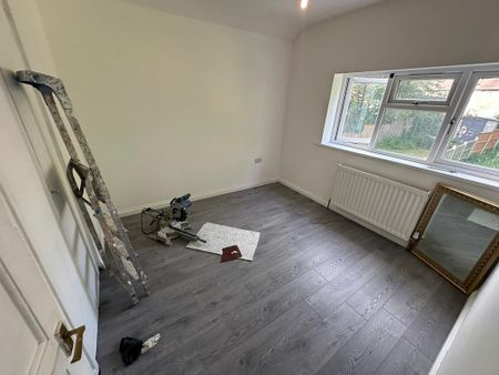 4 bedroom semi-detached house to rent - Photo 4