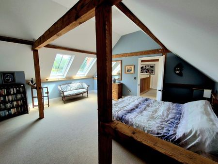 Available to let on both LONG and SHORT let basis this beautiful and spacious detached family home converted from a former Victorian coach house and stables. - Photo 5