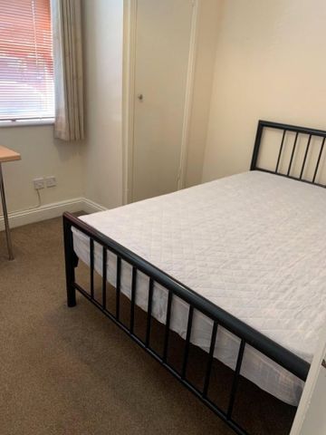 3 bedroom flat to rent - Photo 4