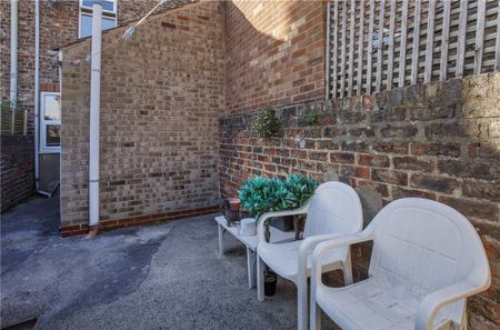 Well-presented 2 bedroom terrace property located in the popular South Bank area, just off Bishopthorpe Road. Just a short stroll from an abundance of local amenities including cafes, delis, restaurants and riverside walks into the city centre - Photo 2