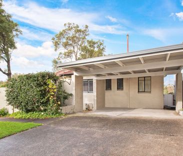 Pet Friendly, Renovated & Super Convenient Family Home - Photo 2