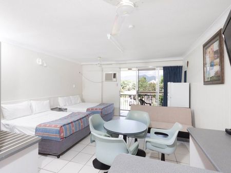 FULLY FURNISHED & AIR CONDITIONED APARTMENT CLOSE TO CITY & ESPLANADE - ELECTRICITY & WATER INCLUDED! - Photo 3