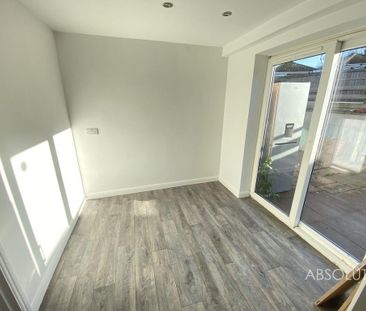 4 bedroom end of terrace house to rent - Photo 2