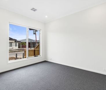 Stunning 4-Bedroom Home with Modern Amenities in Heart of Wollert! - Photo 2