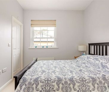 Beautiful top floor two bedroom apartment in Winchester Village. - Photo 3