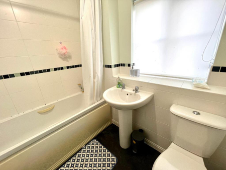 3 bedroom semi-detached house to rent - Photo 4