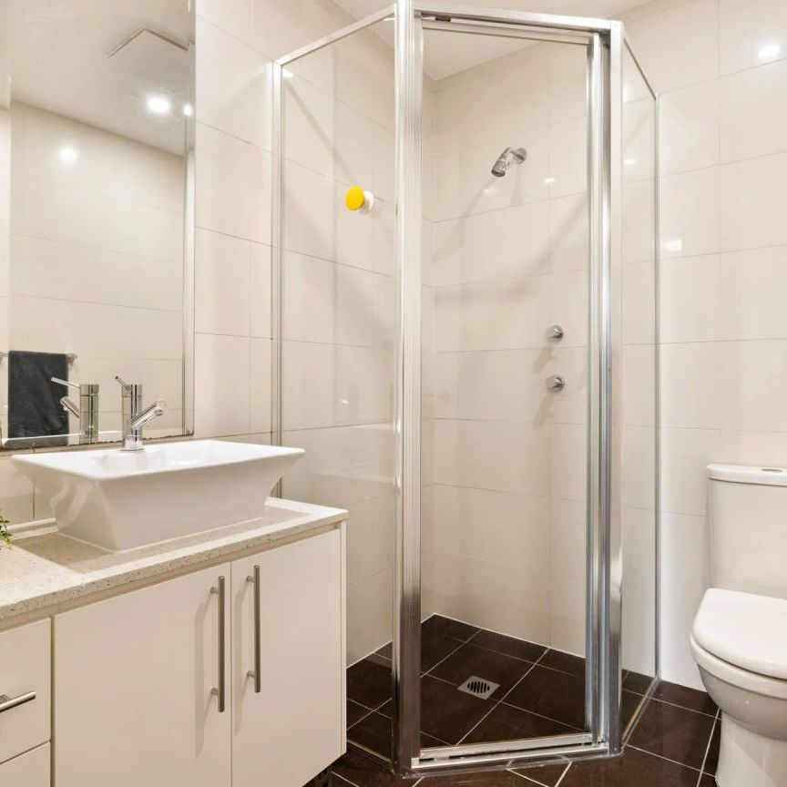 Beautifully Presented Dual Level, 'North East' Facing Townhouse Style Family Apartment - Photo 1