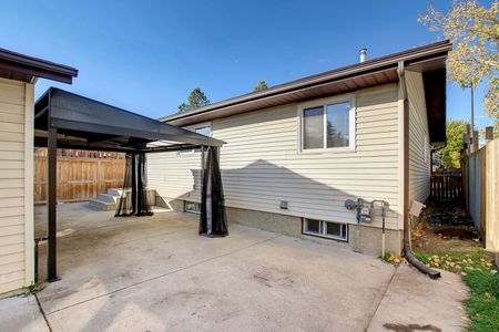 Beautiful 5-Bedroom Bungalow for Rent – 6607 Malvern Road NE Available Jan 1, 2026 - Photo 4