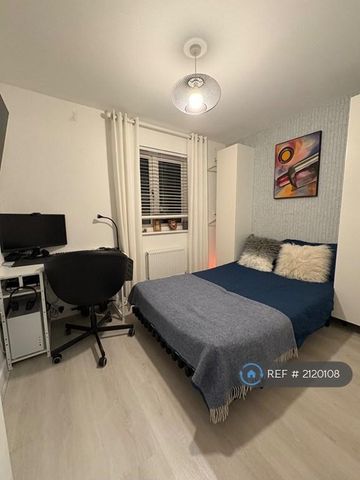 1 bedroom in a house share to rent - Photo 2