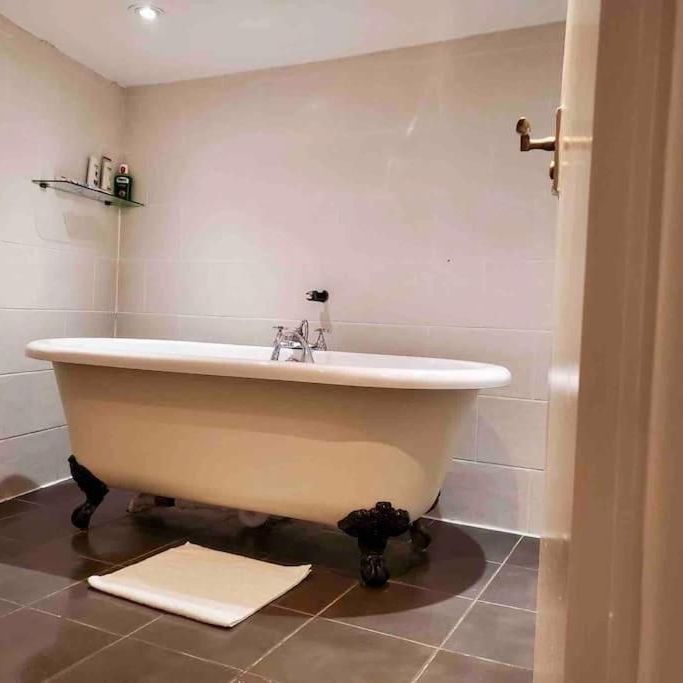 2 Bed Flat, Warren Street, W1T - Photo 1