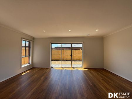 Brand New and Modern Home in Tarneit - Photo 2