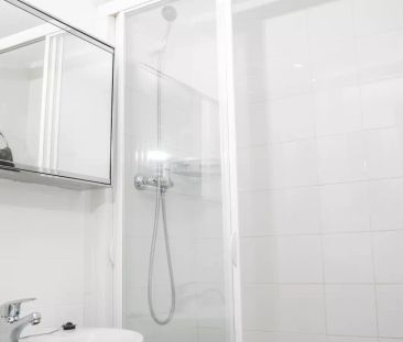 Cozy room for rent in 3-bedroom apartment in La Dreta de l'Eixample - Photo 3