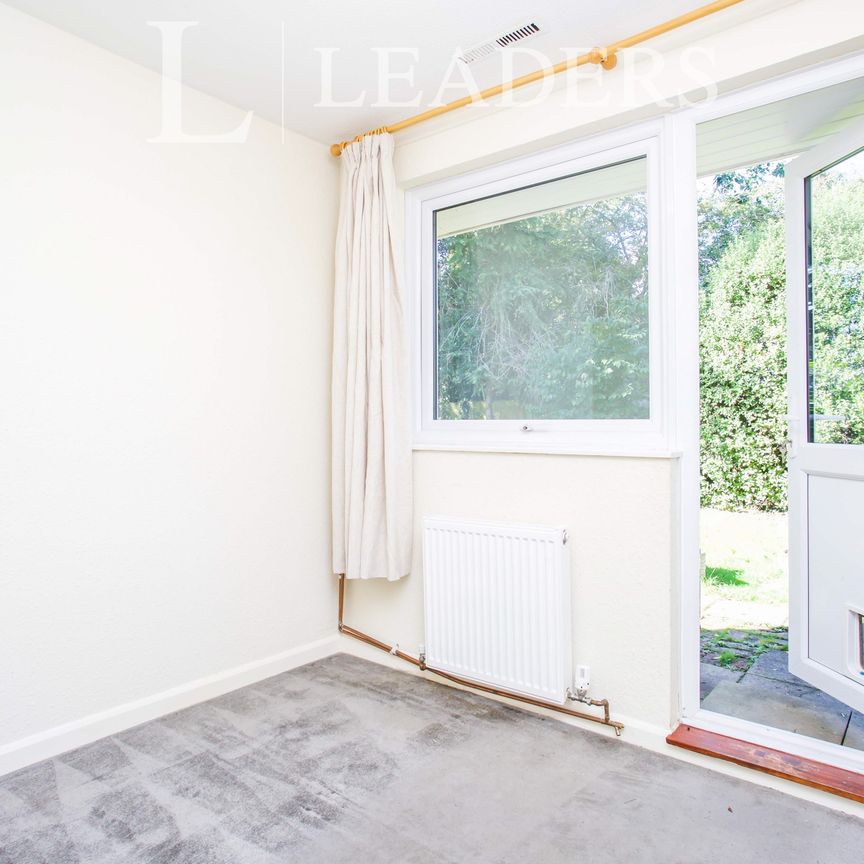2 bedroom bungalow to rent Darvel Close, Woking, GU21 - Photo 1