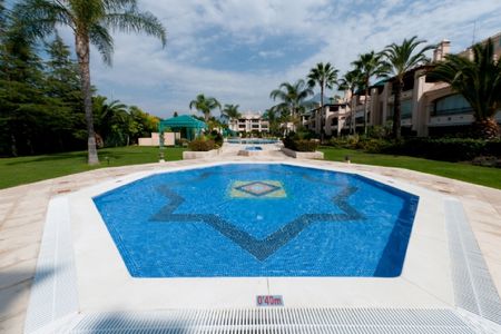 4 Bedroom Apartment For Rent in Marbella, Málaga - Photo 2