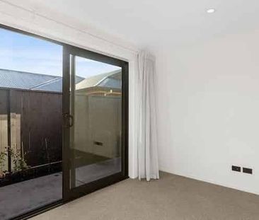 Modern 2 bedroom Townhouse! - Photo 2