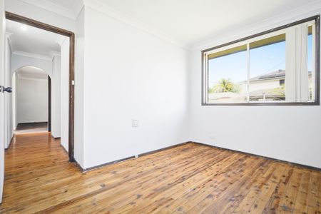 Spacious 3-Bedroom Family Home in Sought-After Bonnyrigg Heights Location - Photo 4