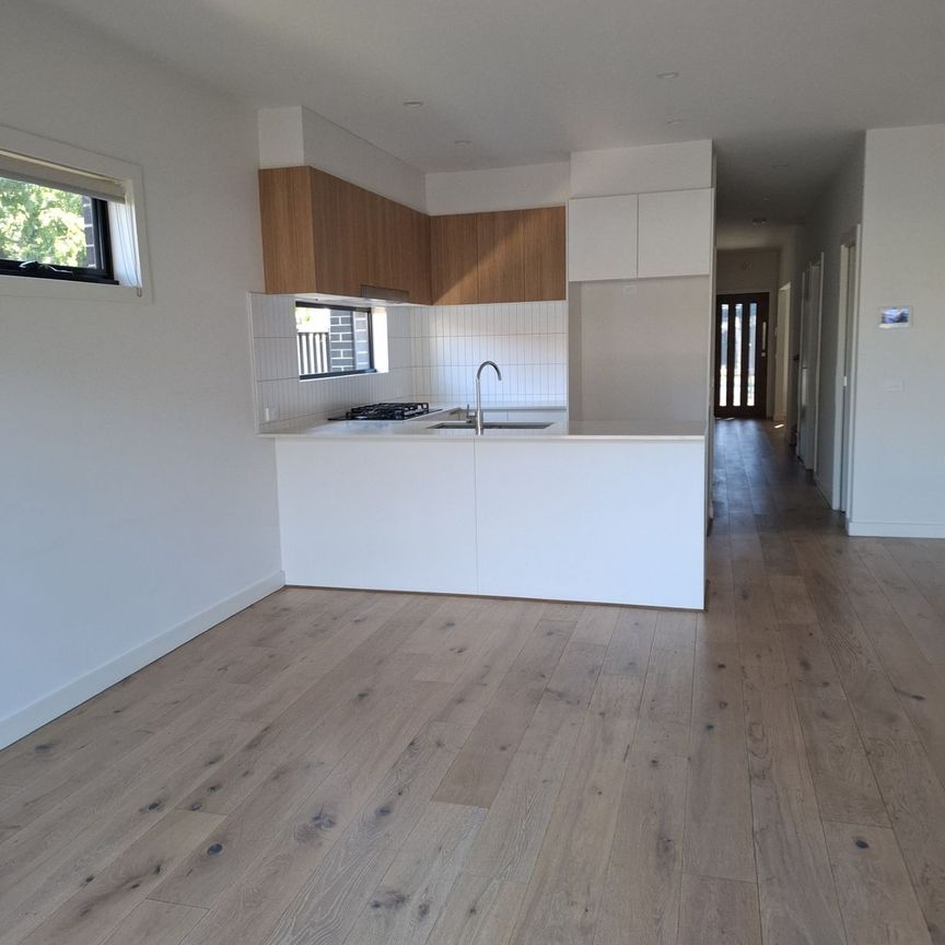 Near new townhouse, centrally located! - Photo 1